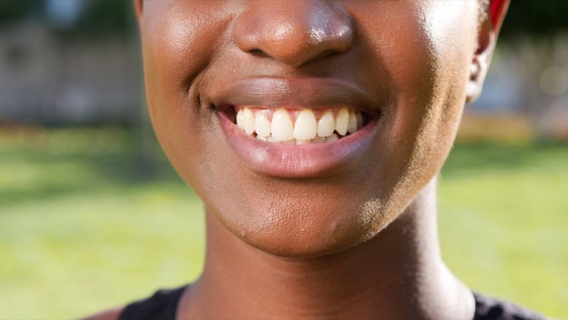Sonrisa amplia y saludable en primer plano